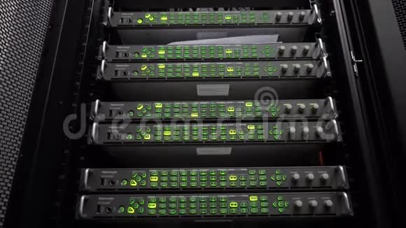 数据中心的服务器服务器架在现代数据中心关闭云计算数据中心服务器机房4K视频的预览图