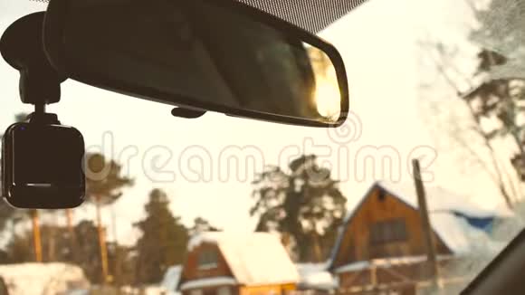 在冬季乡村慢动作驾驶汽车后视镜下夕阳视频的预览图
