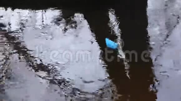 小小的彩色纸船沿着河流游来游去水流冲向远方视频的预览图