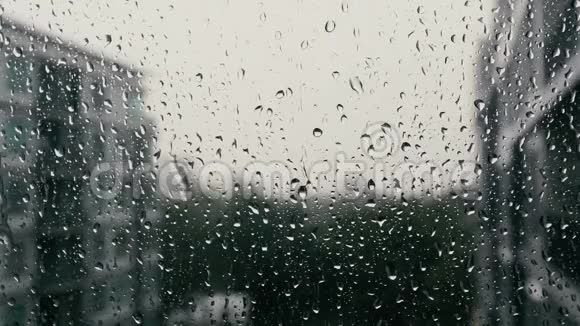窗玻璃上的雨点视频的预览图