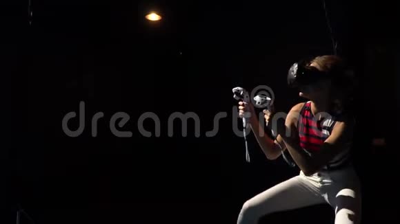 一个戴着虚拟现实眼镜的女孩用操纵杆玩弄和殴打某人视频的预览图