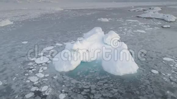 南极冰川冰山空中缩小视野视频的预览图