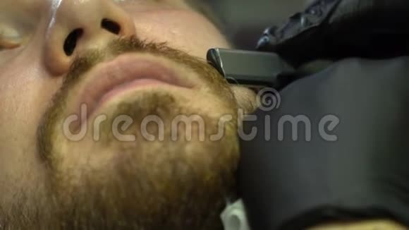 剃须刀手刮胡子直剃须刀视频的预览图