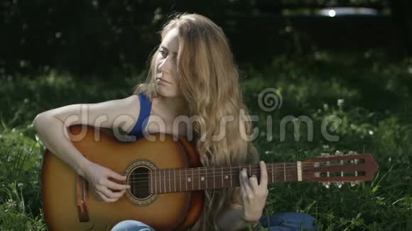 长发女孩学弹吉他视频的预览图