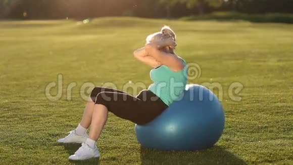 运动员在健身球上做腹部伸展运动视频的预览图