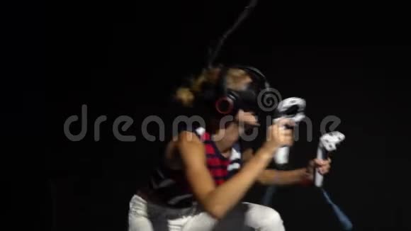这个女孩蹲在虚拟现实的眼镜里偏离了游戏中的某个人视频的预览图