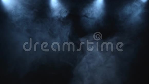 黑色背景与照明隔离的美丽烟云视频的预览图