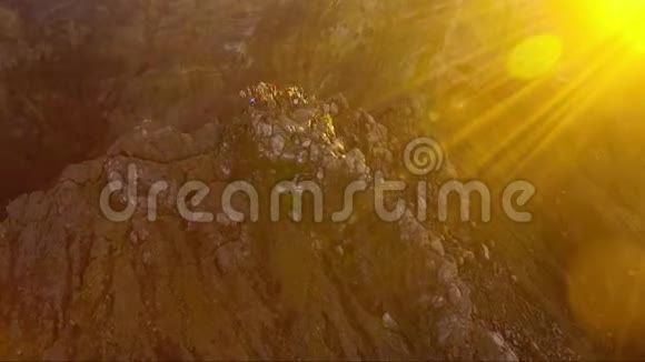 在巴厘岛阿贡山峰会上与人们的空中无人机镜头视频的预览图