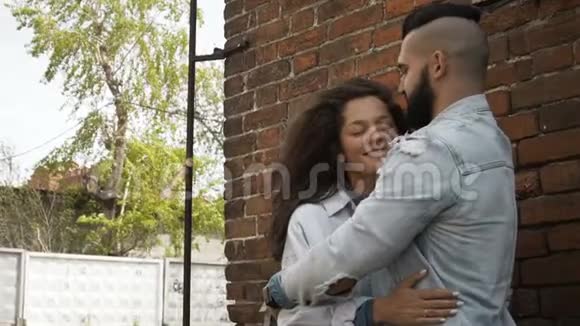 年轻的情侣在街上拥抱视频的预览图
