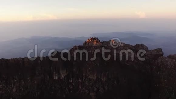 在巴厘岛阿贡山峰会上与人们的空中无人机镜头视频的预览图