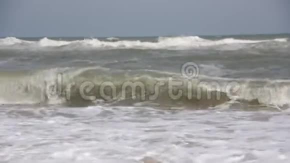 海浪滚烫季节狂风暴雨视频的预览图