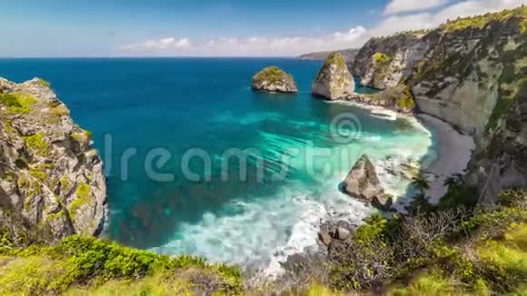 印度尼西亚巴厘努沙佩尼达岛从悬崖到白色阿图海滩的时间推移视图视频的预览图