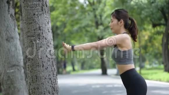 体育亚洲妇女在花园里放松和锻炼视频的预览图