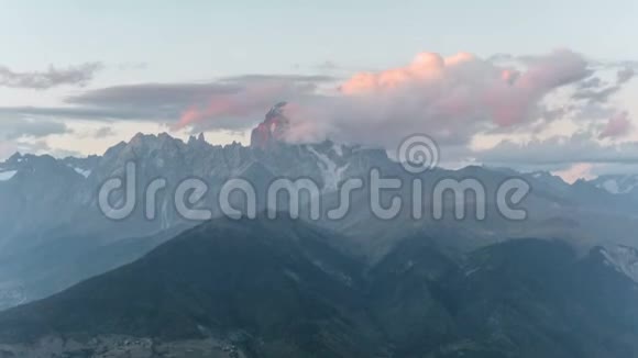 在旅游胜地乌什巴山4高加索最著名的山峰之一令人惊叹的日落时光视频的预览图