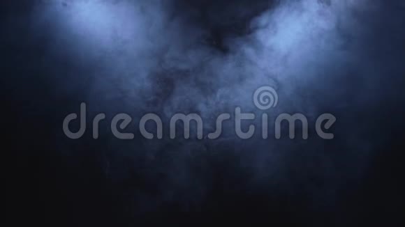 黑色背景的聚光灯下烟雾散去视频的预览图