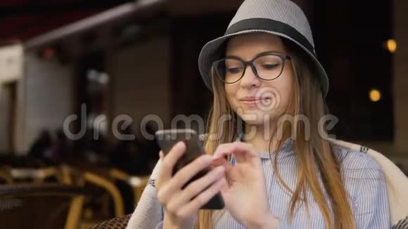 在咖啡厅打电话的微笑女孩短信视频的预览图