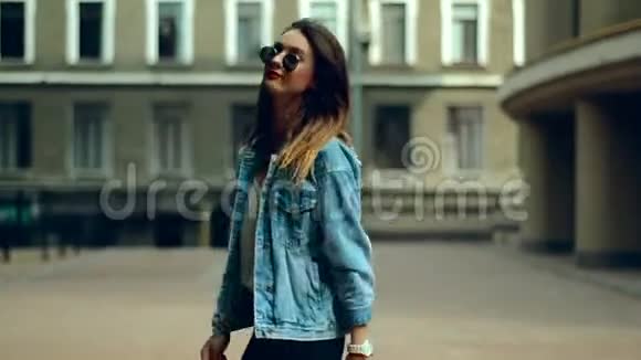 一位年轻的金发女郎红唇在街上对着镜头微笑视频的预览图
