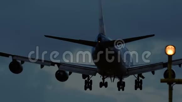 凌晨一架宽体飞机接近机场视频的预览图