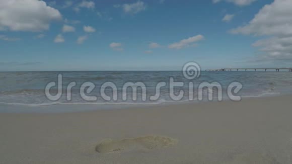 海水冲刷沙滩上的足迹视频的预览图