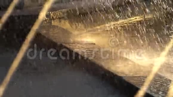 喷泉的水流在夕阳的余晖中飞溅高清缓冲x4视频的预览图