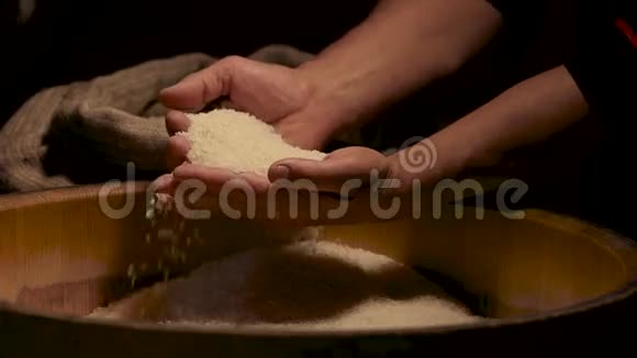米饭从手里掉下来视频的预览图