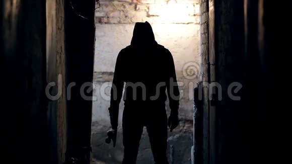 人站在黑暗的隧道里视频的预览图