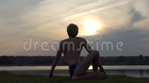 快乐的瑜伽士坐在斯洛莫湖畔的鹰位置视频的预览图