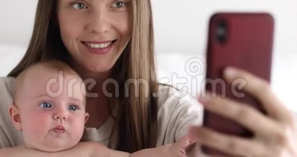 年轻妈妈和宝宝自拍视频的预览图