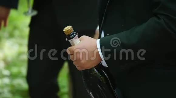 打开一瓶香槟和软木塞的人视频的预览图
