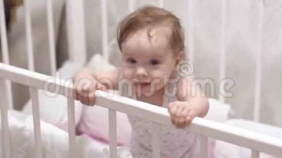 婴儿用第一颗乳齿微笑视频的预览图