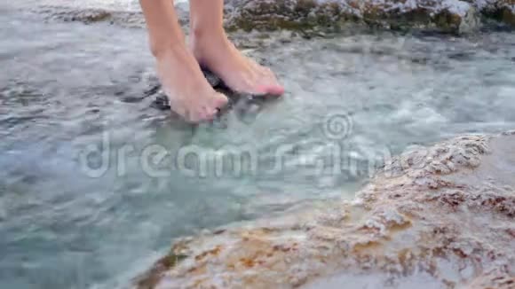 女人的腿在水里行走视频的预览图