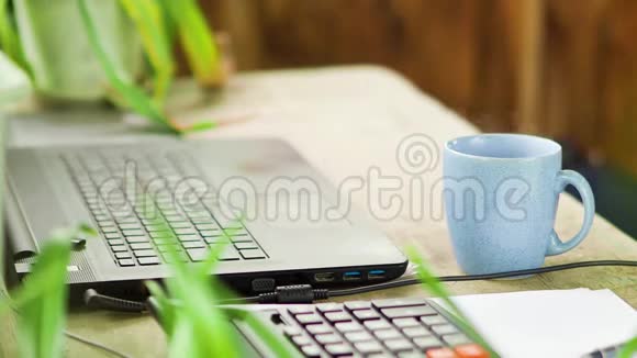 特写职业自由职业者喝咖啡使用笔记本电脑在屋顶露台上工作视频的预览图