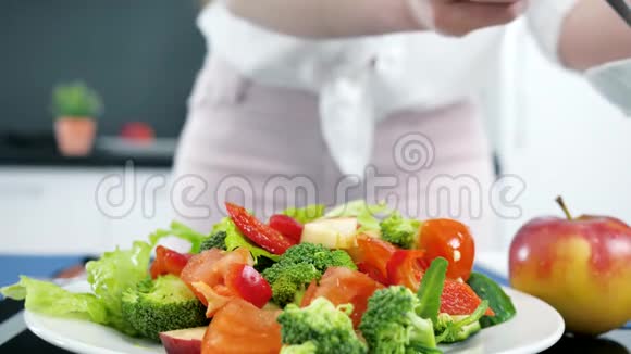 适当的营养橄榄油倒在蔬菜上新鲜的有机沙拉在厨房特写视频的预览图
