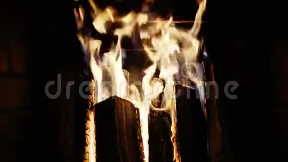 壁炉里的柴火燃烧舒适视频的预览图