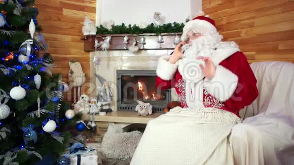 圣诞老人用手机聊天节日准备圣尼古拉斯喜欢手机圣诞老人视频的预览图