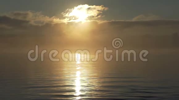 阳光明媚的男人在日落时分在湖里奔跑跳跃视频的预览图