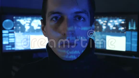 在一个充满监控屏幕的数据中心中一位男性专业IT程序员的特写镜头视频的预览图