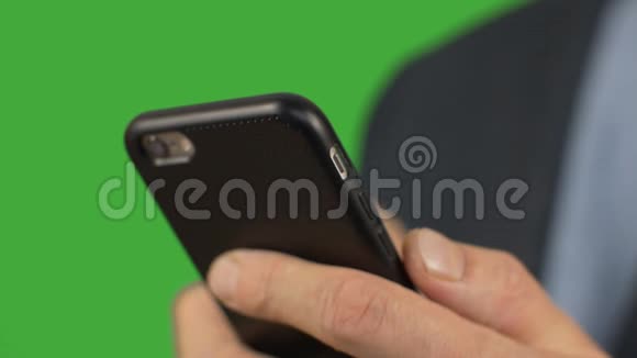 关闭男性手使用屏幕智能手机输入信息绿色背景阿尔法通道按键绿色屏幕视频的预览图