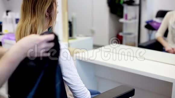 理发师在美发沙龙里穿上了皮诺尔视频的预览图