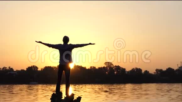 梦一般的人站在湖边的树根上视频的预览图