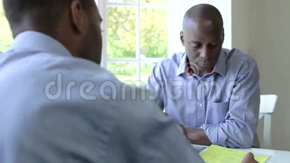 与财务顾问在家会面的成年黑人男性视频的预览图