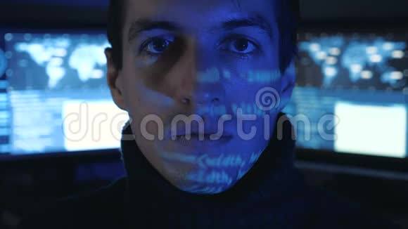 在一个充满监控屏幕的数据中心中一位男性专业IT程序员的特写镜头视频的预览图