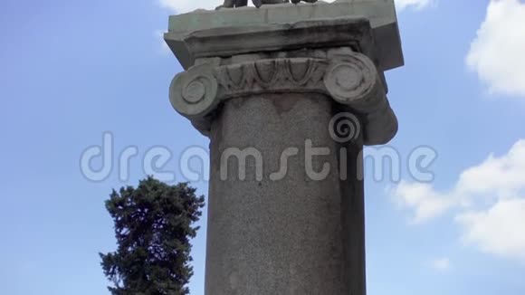 卡皮托林山上的母狼雕像罗马城的创始人罗穆卢斯和雷穆斯哺乳母狼视频的预览图