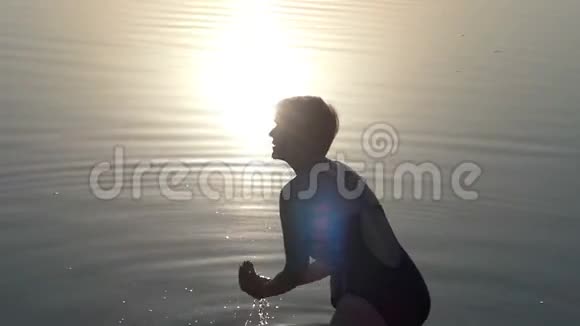 一个穿黑色泳衣的女人站在湖水里视频的预览图