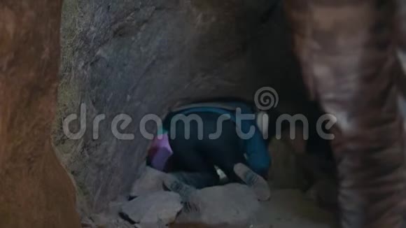 一群徒步旅行者进入狭窄的洞穴视频的预览图