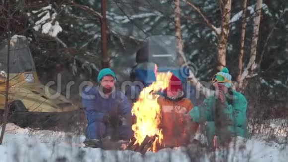 冬季森林一家人坐在火边炸香肠视频的预览图