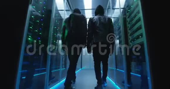 两个黑客穿过一排排服务器视频的预览图
