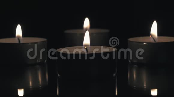 蜡烛在黑暗的背景上聚集在一起视频的预览图
