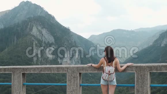 站在黑山Djurdjevic桥上的旅游女孩的后景旅游生活方式视频的预览图