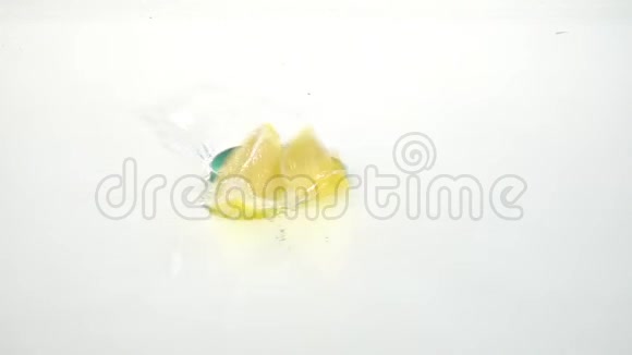 半个柠檬掉进水里飞到两刻钟白色背景慢动作视频的预览图